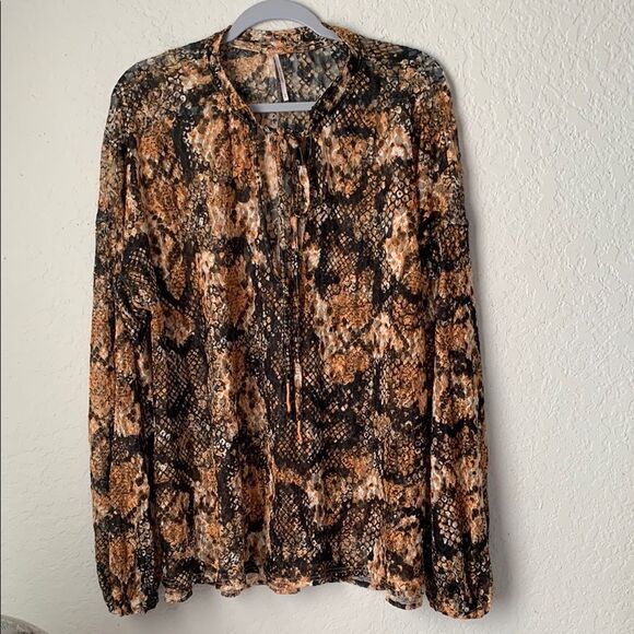 Free People Snake Print Lightweight Long Sleeve Brown Tan Blouse Top Size M-L - Picture 1 of 11